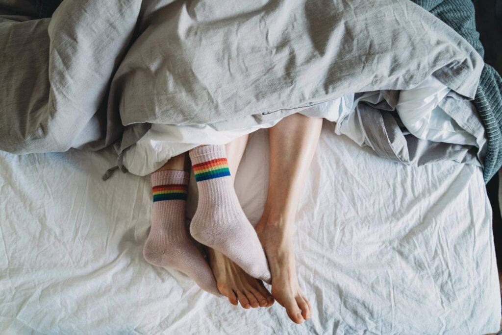 ¿Puede dormir con calcetines facilitar el sueño? ¿Es preferible usar pijama o dormir sin ropa?