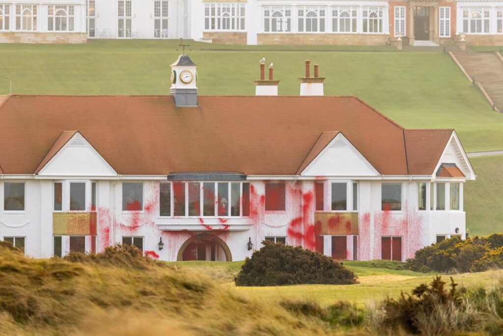 Activistas Pro-Palestina Infiltran Campo de Golf de Trump en el Reino Unido con el Mensaje 'Gaza No Se Vende'