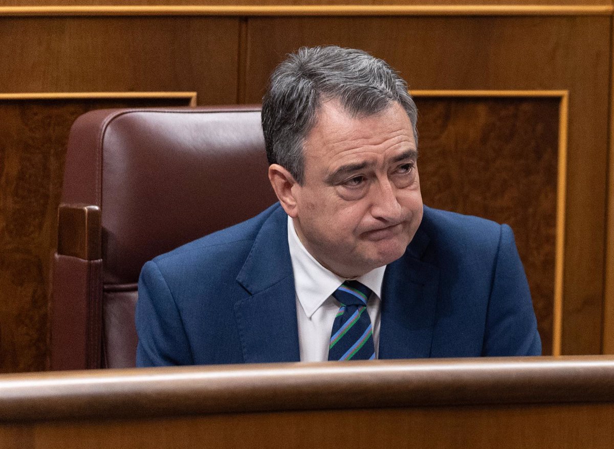 Aitor Esteban se despide del Congreso e impulsa a los jóvenes a 'mojarse en política' a pesar del 'ruido'