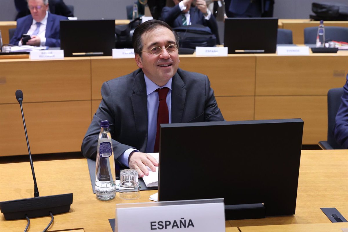 Albares Destaca el Liderazgo de España en Ayuda Militar a Ucrania Frente a la Propuesta de 40.000 Millones de la UE
