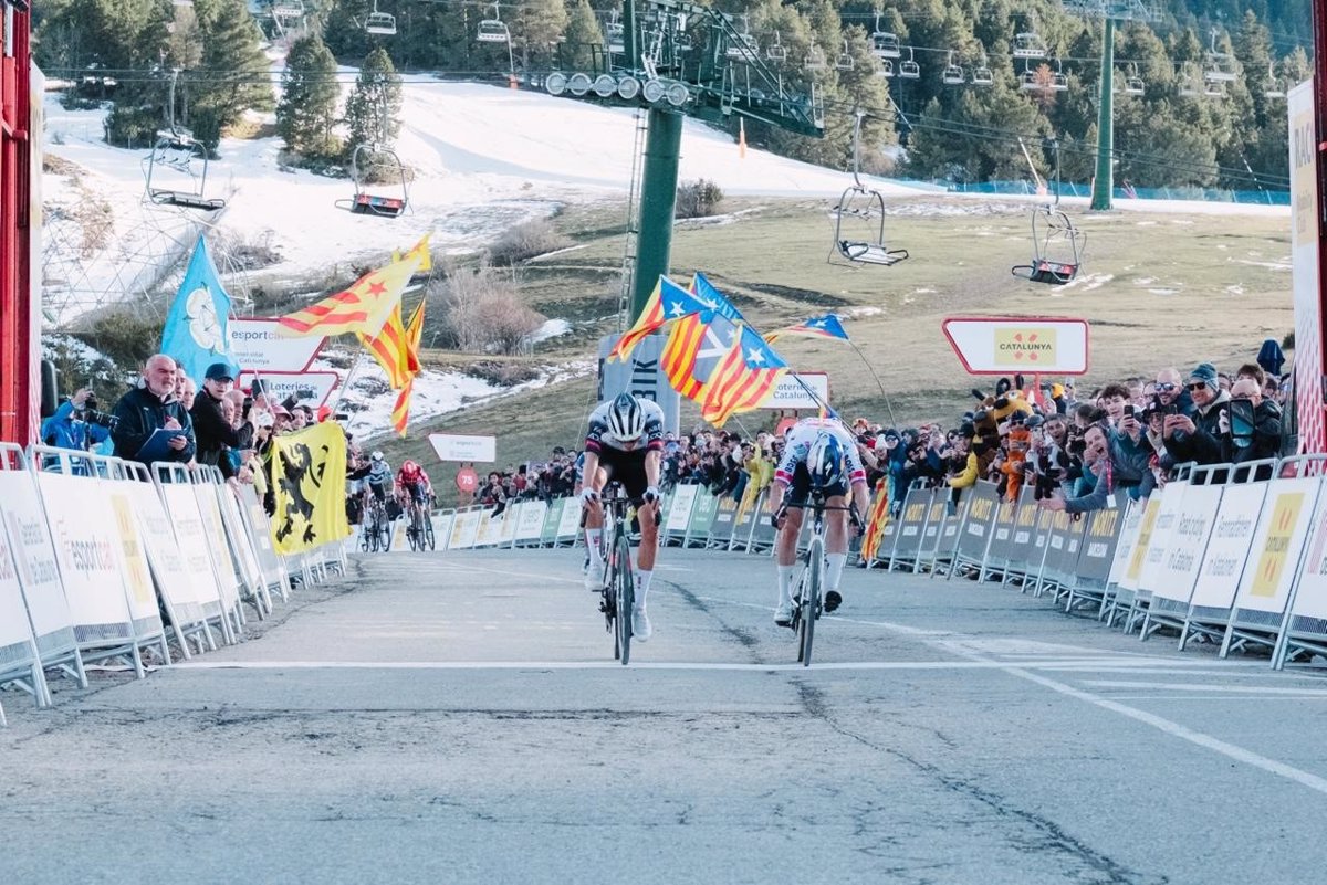 Ayuso se convierte en líder de la Volta en La Molina tras vencer a Roglic por un estrecho margen.