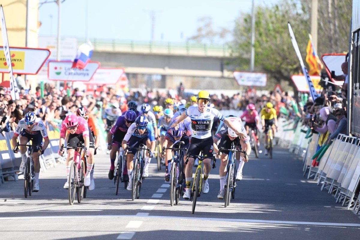 Ayuso sigue los pasos de Roglic para reconquistar la Volta, mientras Brennan logra su doblete en Amposta.