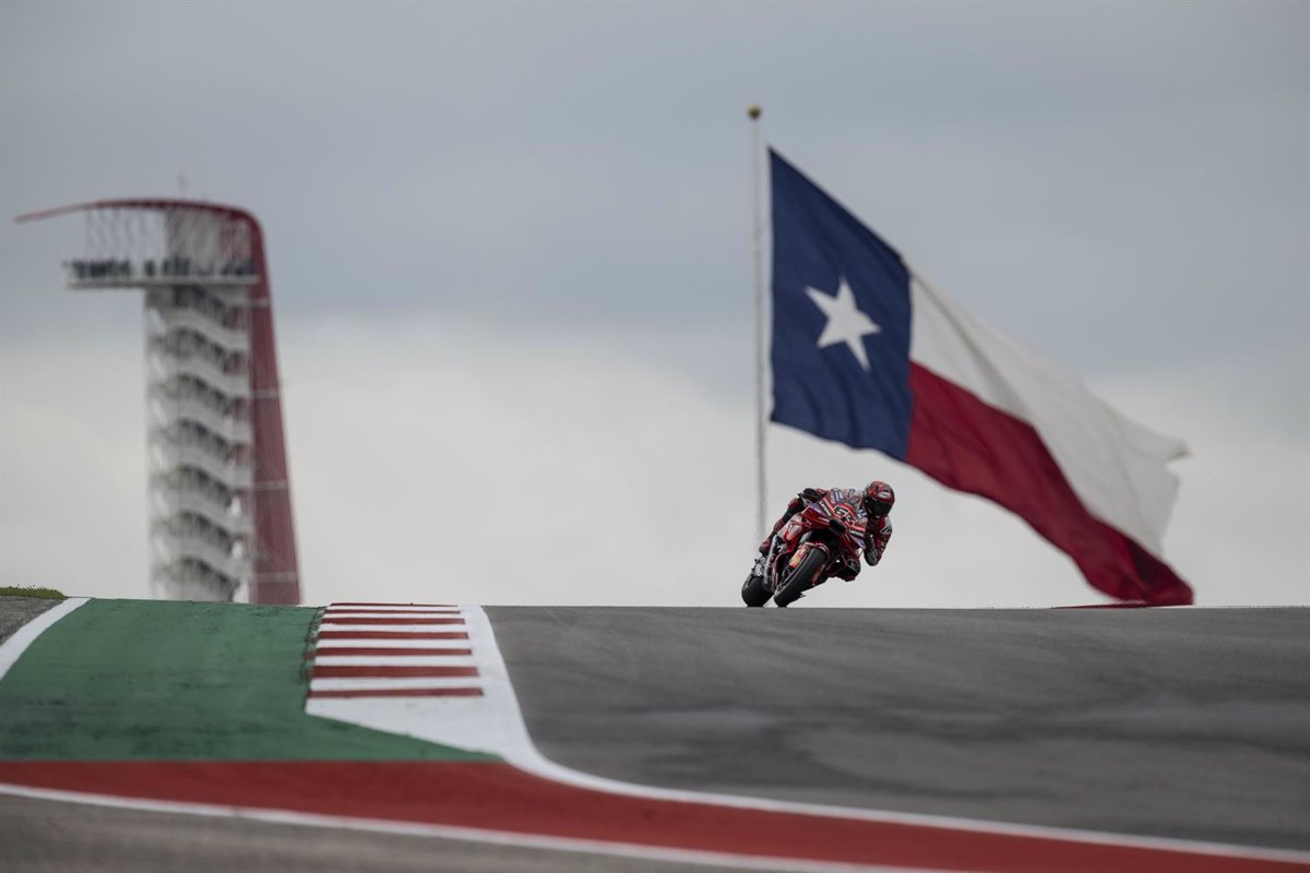 Bagnaia y Álex se benefician de la caída de Marc Márquez en Austin