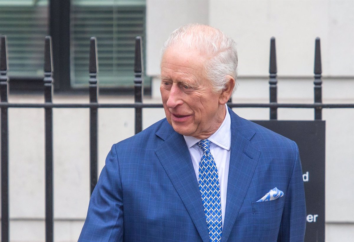 Carlos III es hospitalizado por efectos secundarios de su tratamiento oncológico