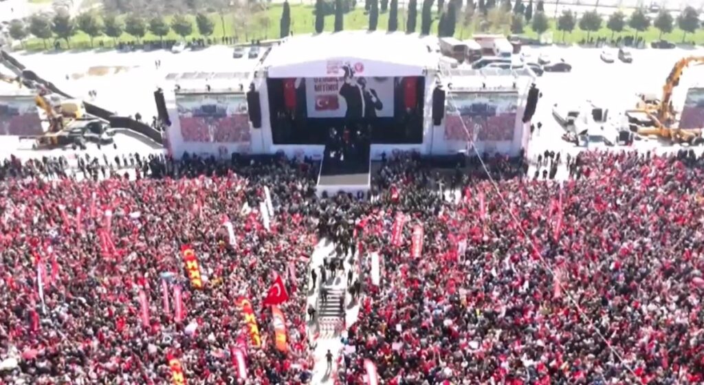 Cientos de Miles de Manifestantes en Estambul Exigen la Liberación del Líder Opositor Turco