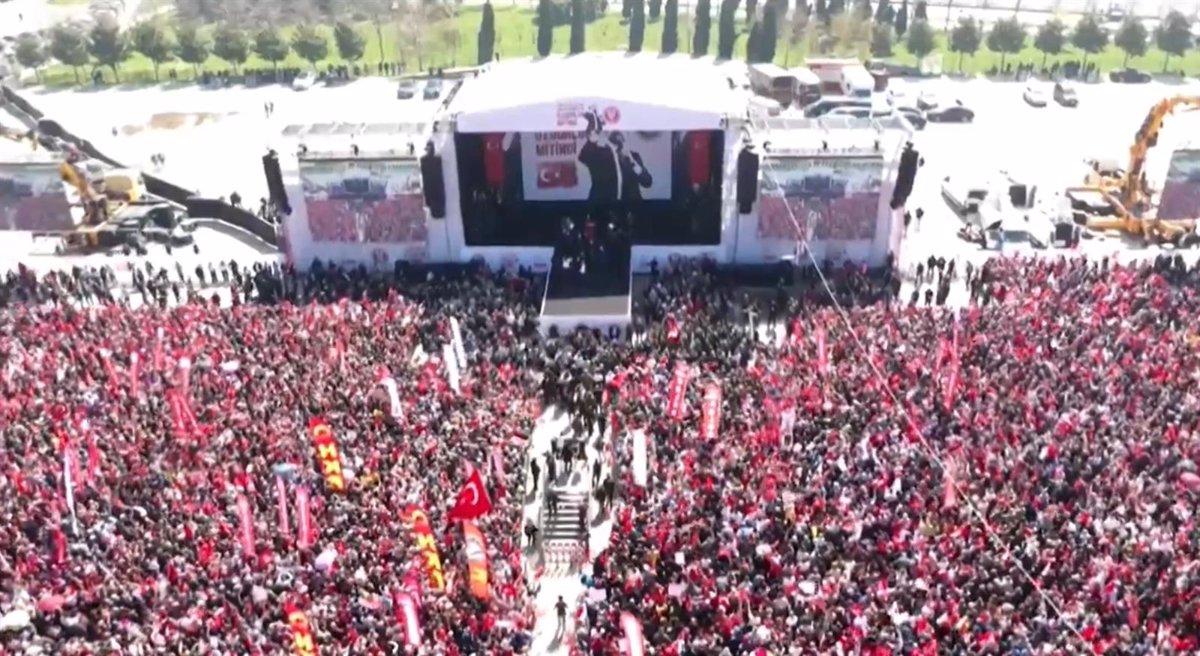 Cientos de Miles de Manifestantes en Estambul Exigen la Liberación del Líder Opositor Turco