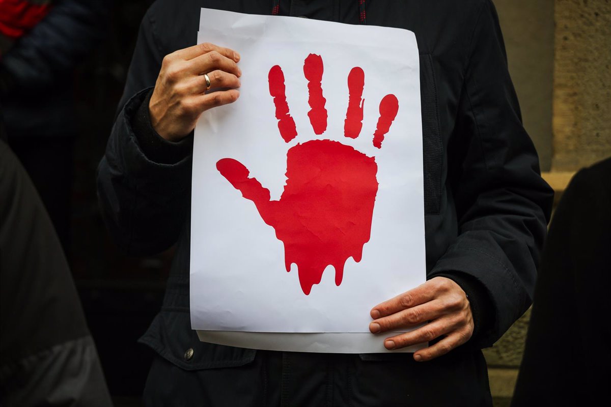 Decenas de Miles de Personas Se Unen en la Mayor Protesta de Serbia para Conmemorar la Tragedia de Novi Sad
