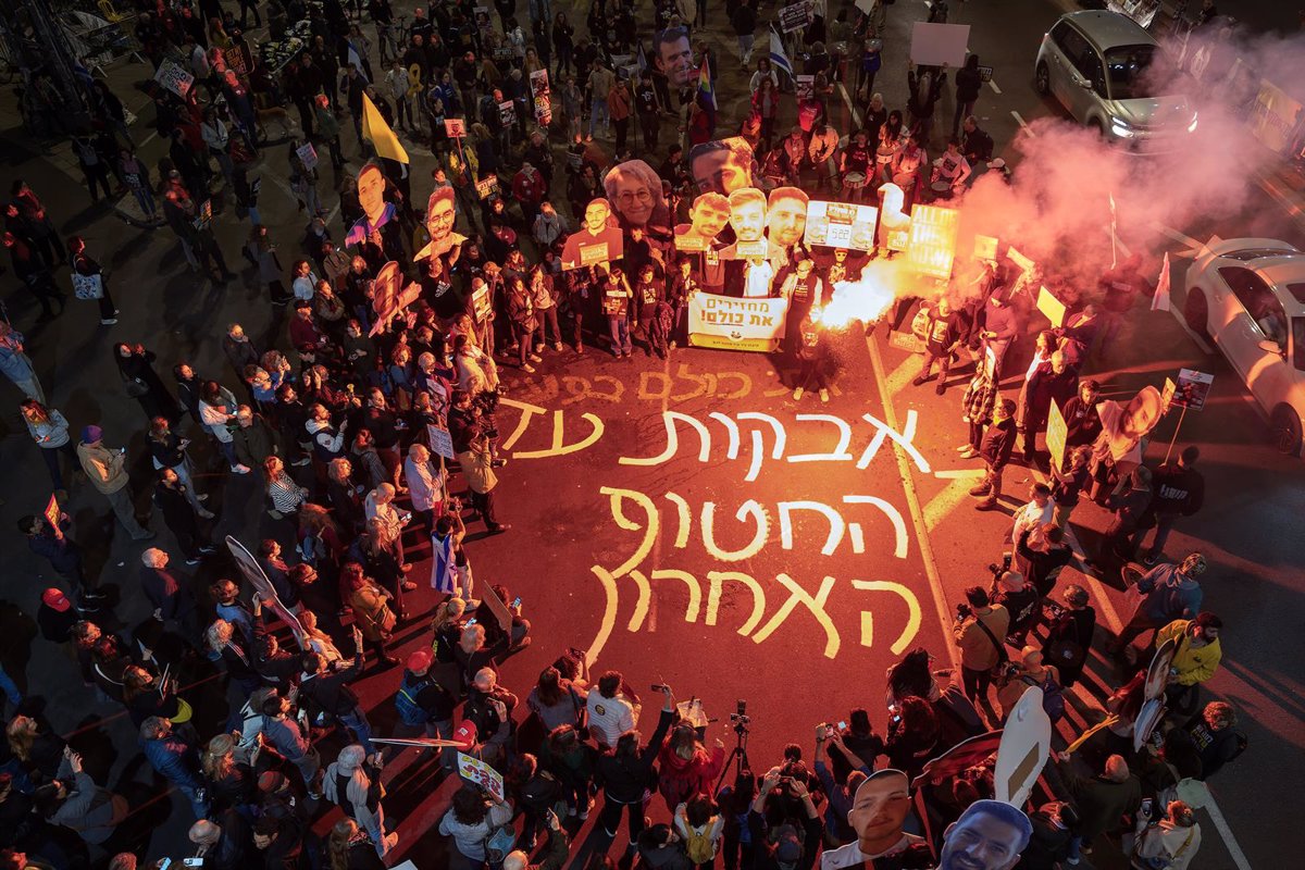 Demandas de Alto el Fuego: Miles de Personas Protestan en Tel Aviv Tras Semana de Acampada Frente a la Sede de las FDI