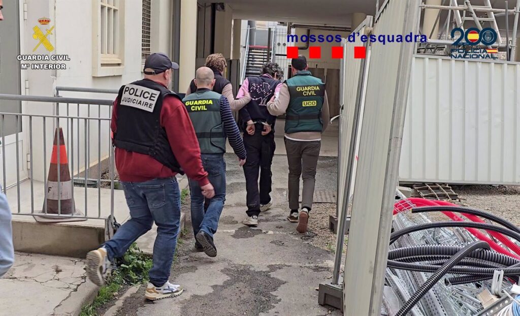 Detenido en Francia por el asesinato de tres agricultores: se quita pulsera de control tras condena por yihadismo
