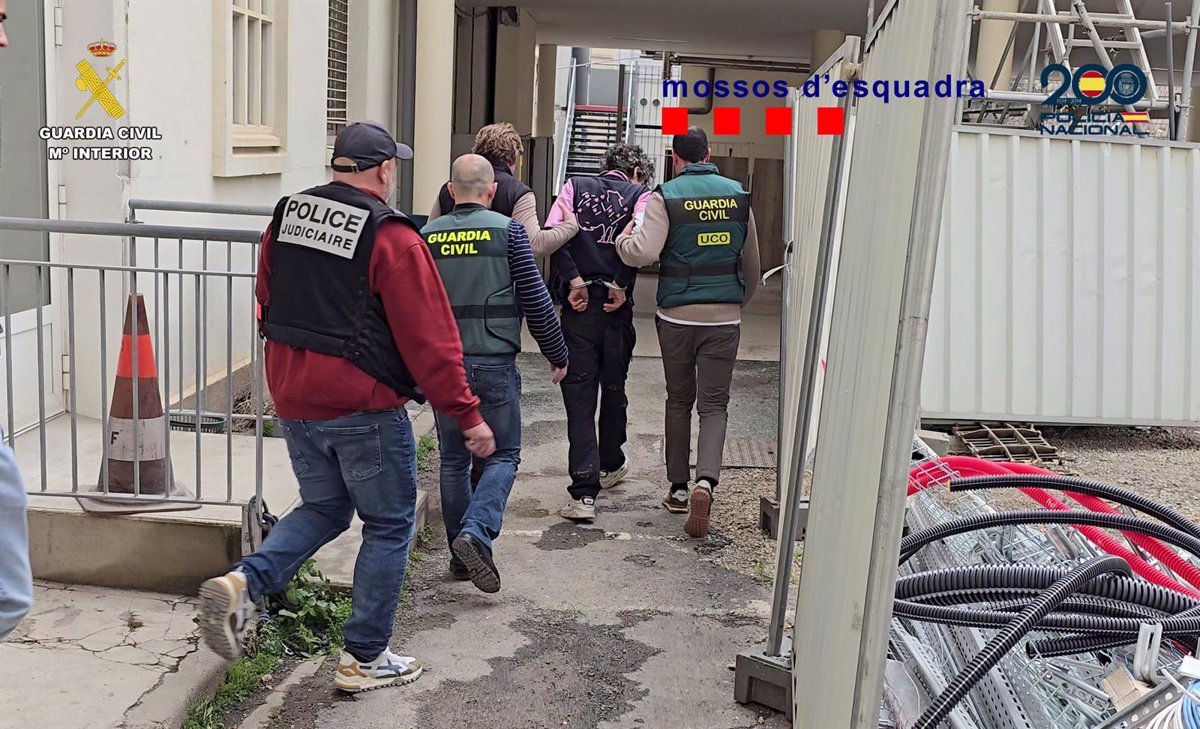 Detenido en Francia por el asesinato de tres agricultores: se quita pulsera de control tras condena por yihadismo