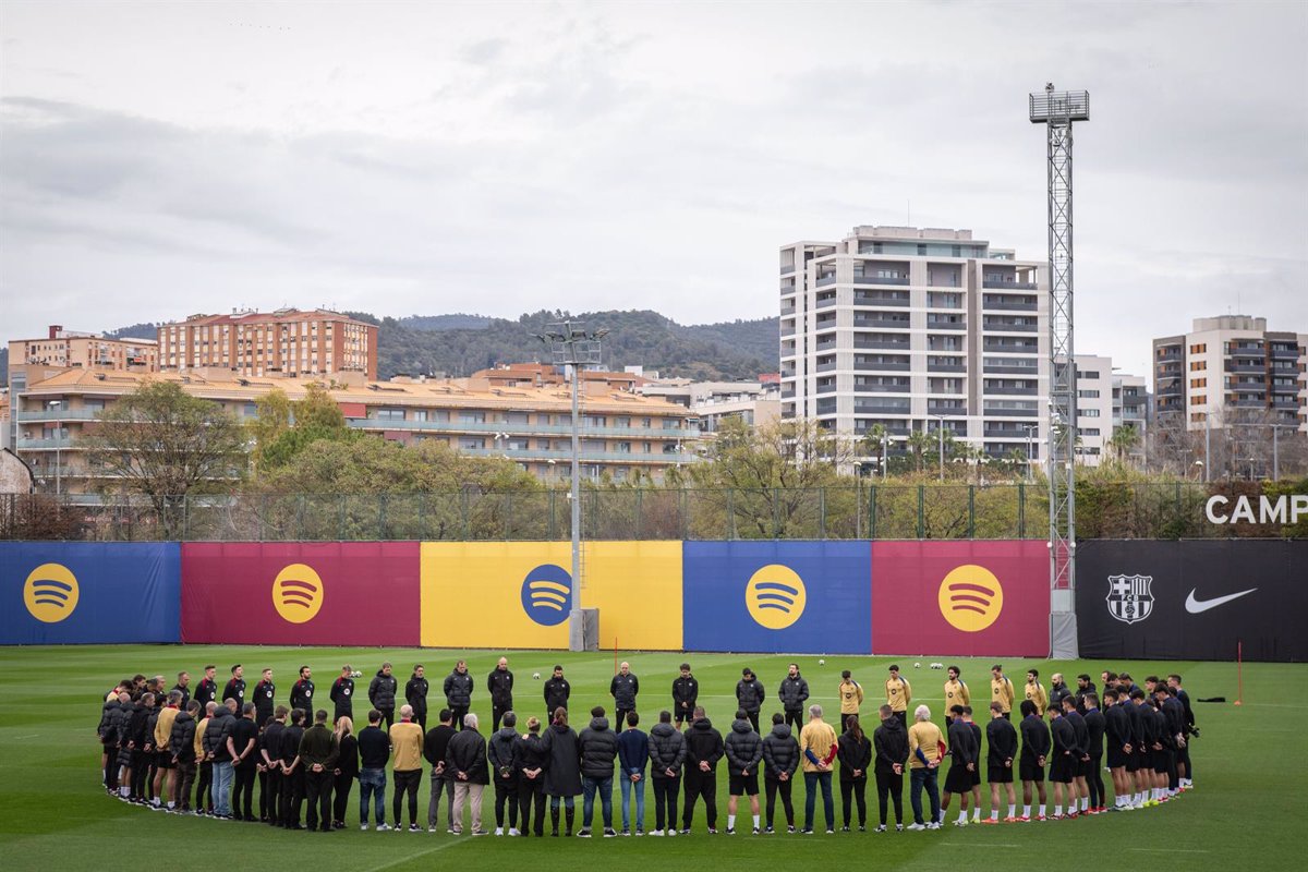 El Barça reinicia sus entrenamientos con un minuto de silencio en homenaje al doctor Carles Miñarro.