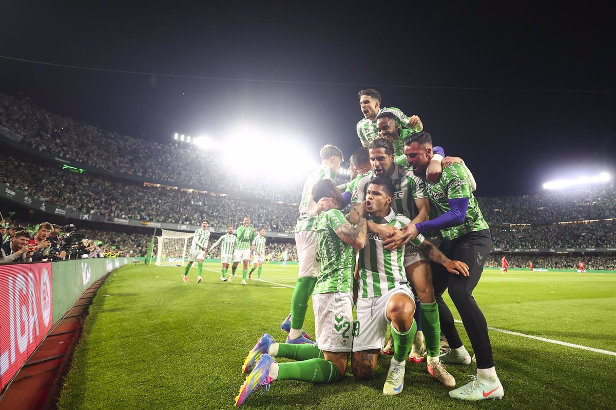 El Betis gana el derbi y apunta a la Champions en competencia con el Villarreal.