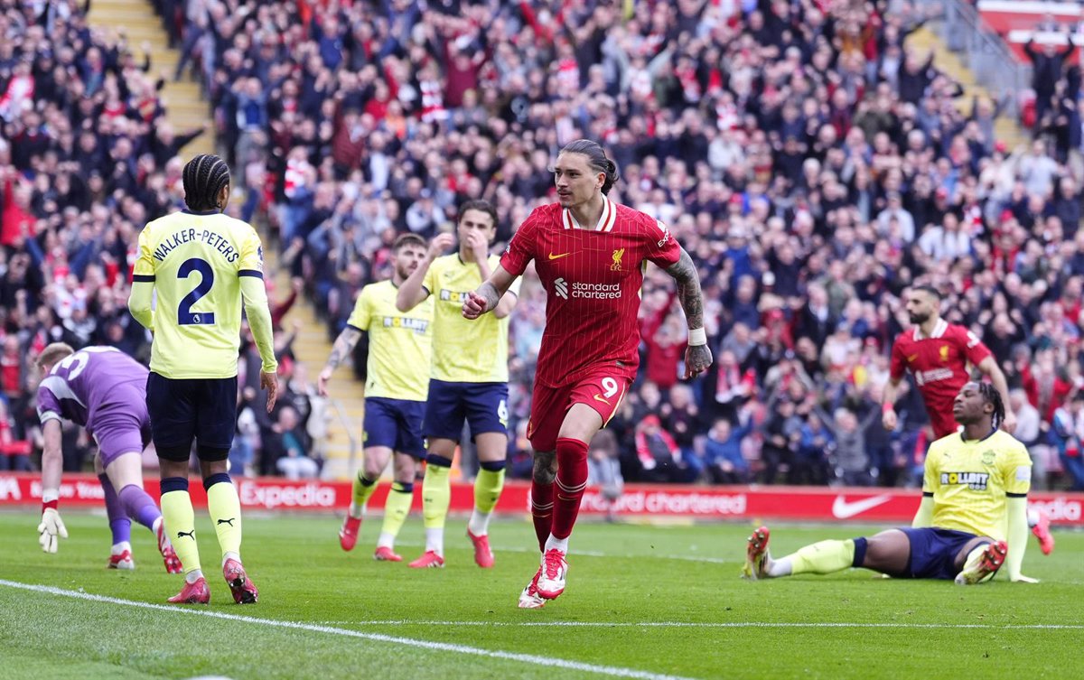 El Liverpool da la vuelta al marcador ante el Southampton y suma una jornada más en su camino hacia el título de la Premier
