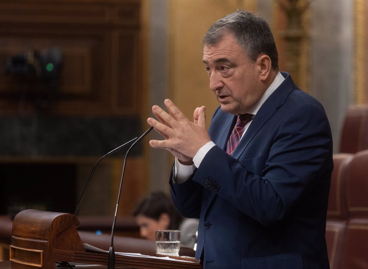El PNV presiona a Sánchez para definir su plan de defensa y buscar una 'amplia mayoría' más allá de Sumar y la izquierda