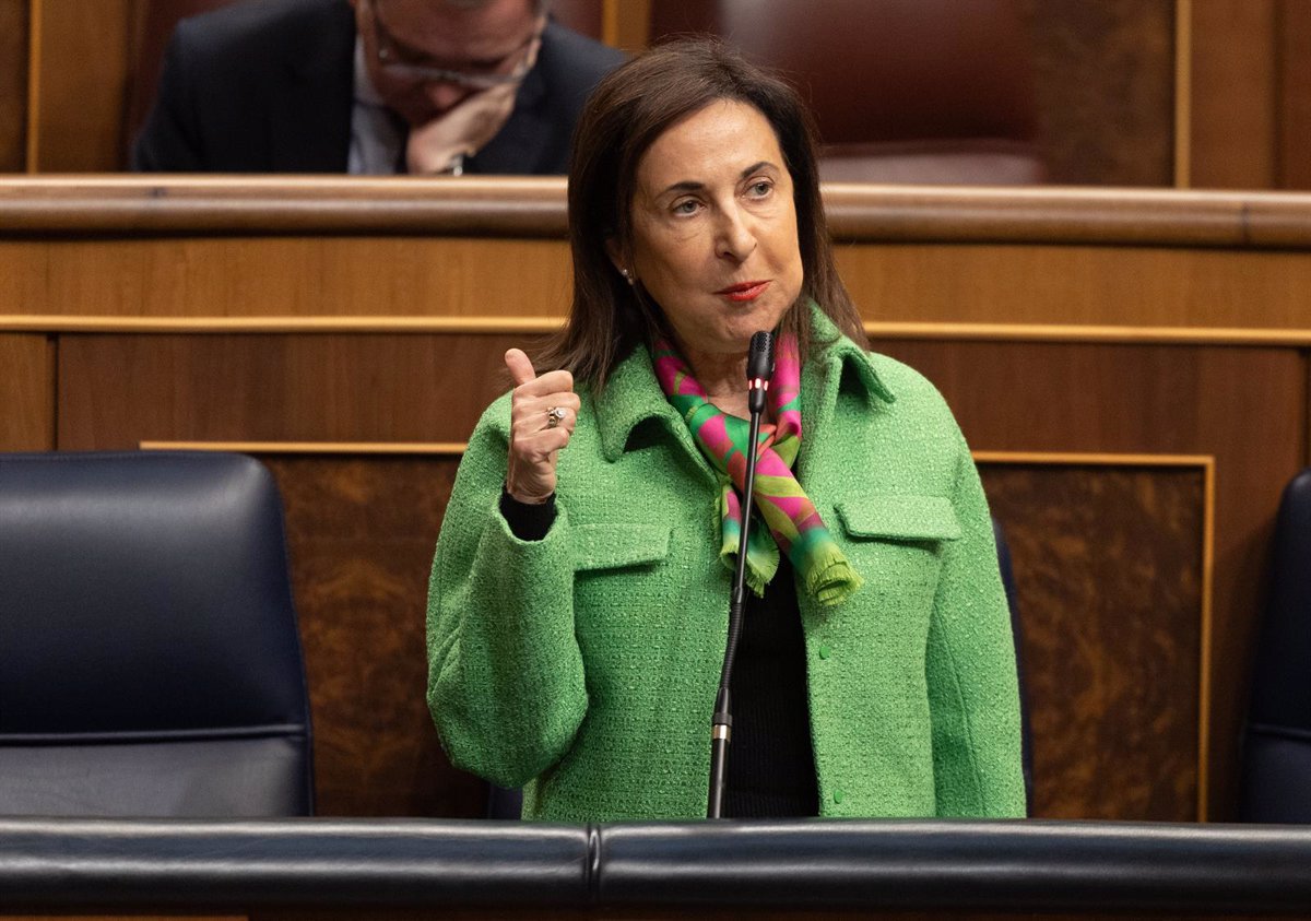 El PP advierte a Robles sobre el riesgo de tener 'al enemigo dentro' en temas de defensa, que ella responde pidiendo 'no descalificar'