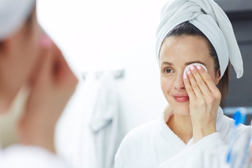 El método más efectivo para limpiar tu rostro por la noche.