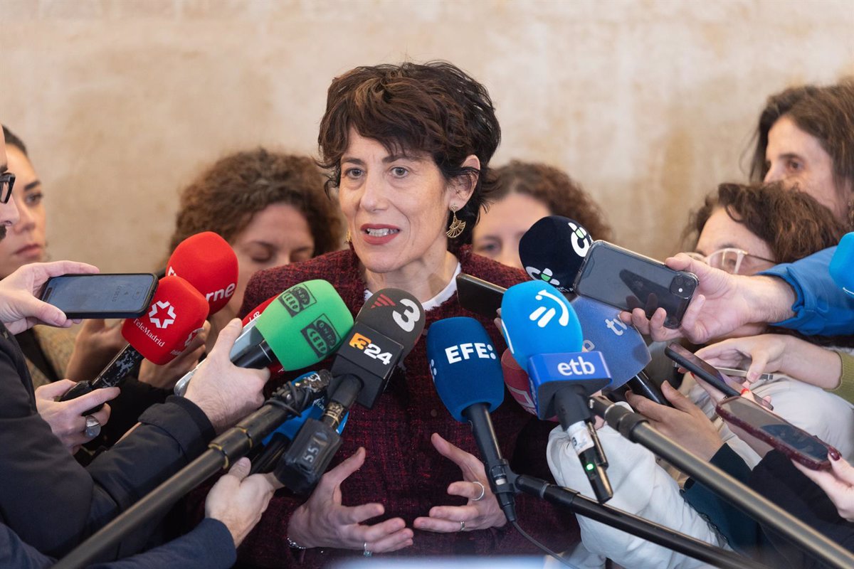 Elma Saiz denuncia a Mazón por adoptar el 'marco racista' de Vox para conservar el poder y exige aclaraciones a Feijóo