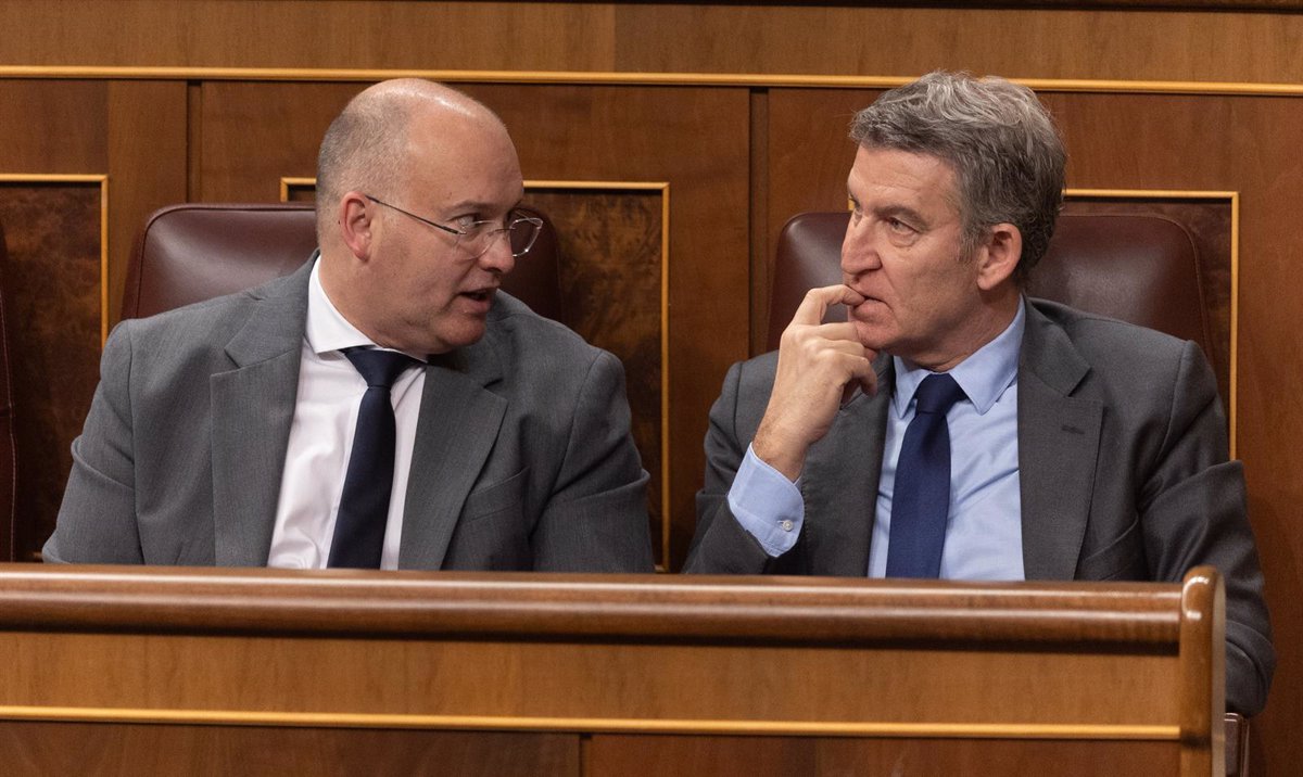 Feijóo Acusa a Sánchez de Usar Telefónica para Extorsionar Medios, Mientras el Presidente Responde Acusándolo de Proteger a Mazón