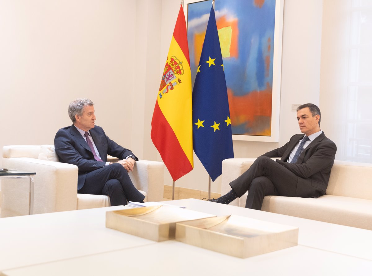 Feijóo critica a Sánchez por la falta de un plan de gasto en defensa y su intento de evadir el control del Congreso