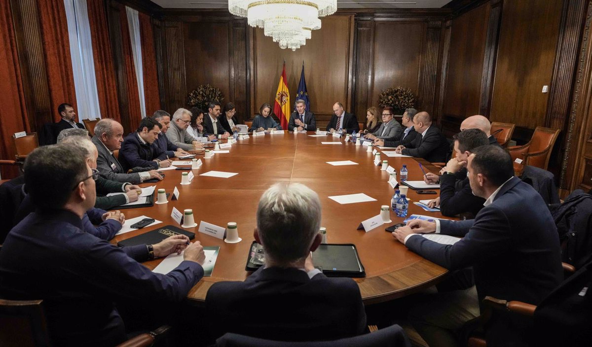 Feijóo se Compromete a Defender a Sindicatos de Policía y Guardia Civil en Tribunales y Europa contra el Traspaso de Inmigración