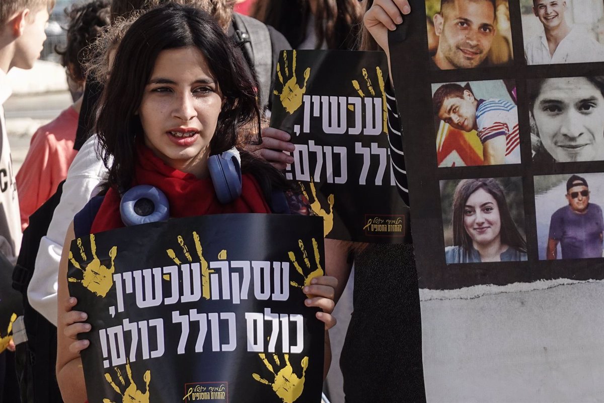 Hamás Difunde Vídeo de Rehenes en Medio de Protestas Crecientes contra el Gobierno Israelí en Tel Aviv