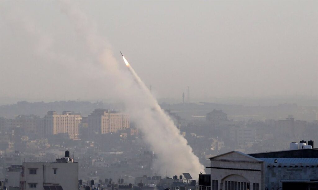 Hamás Lanza Múltiples Proyectiles Contra Tel Aviv: Actualización del Conflicto