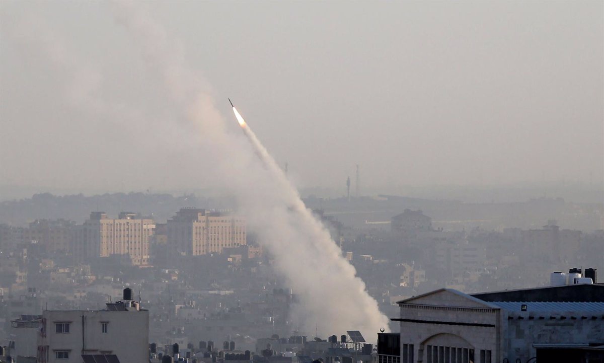 Hamás Lanza Múltiples Proyectiles Contra Tel Aviv: Actualización del Conflicto