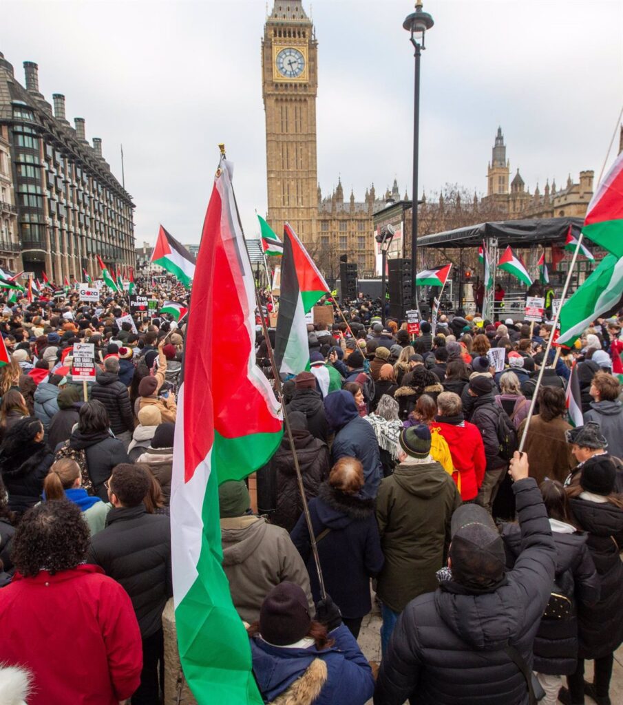 Hombre escala la torre del Big Ben con bandera palestina en un acto de protesta