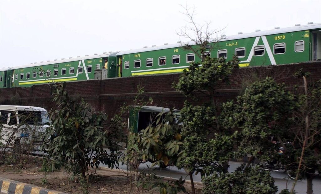 Hombres Armados Secuestran un Tren con 400 Pasajeros en el Suroeste de Pakistán: Detalles del Aterrador Incidente