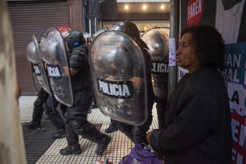 Jueza Argentina Ordena Liberación Inmediata de Detenidos en Protesta Frente al Congreso