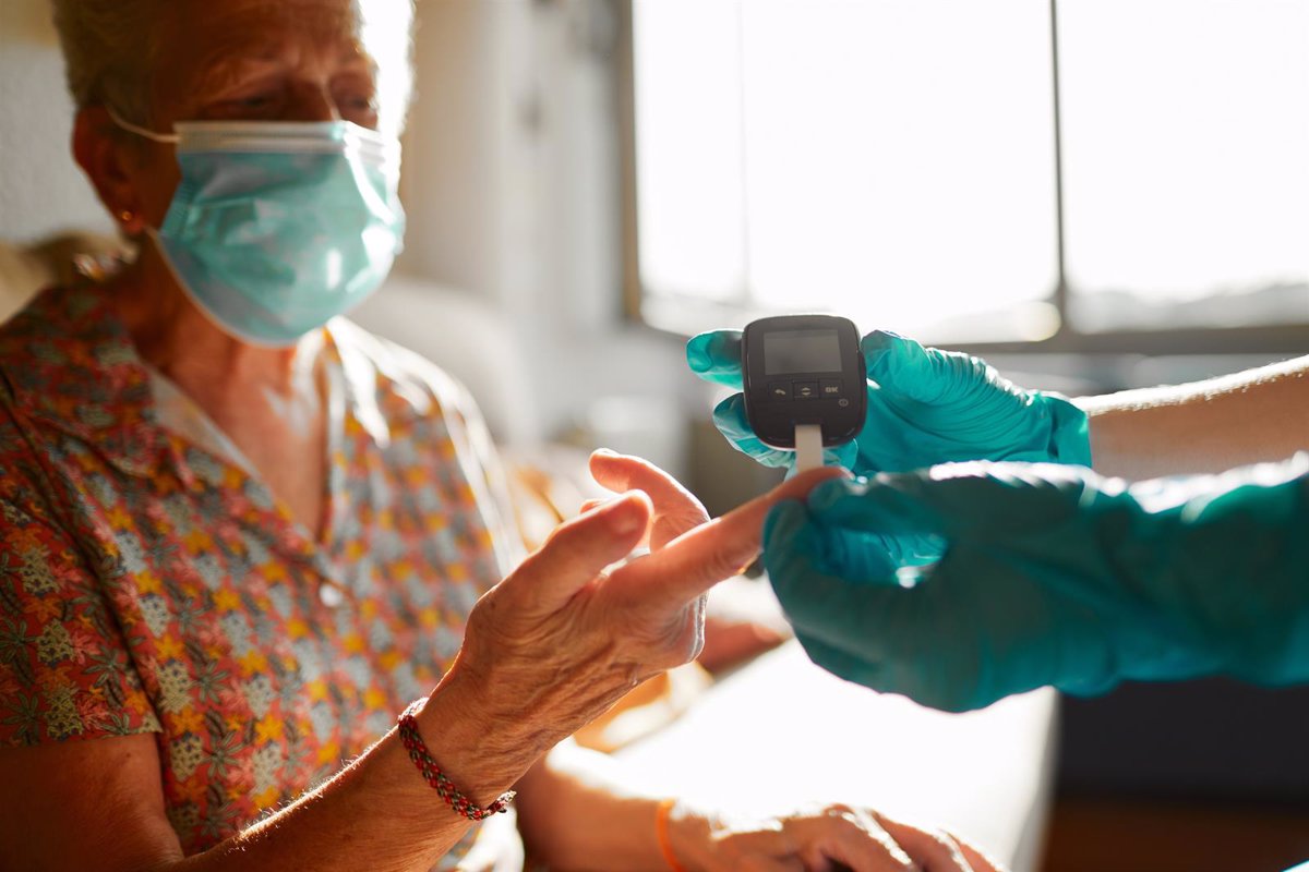 La SEEN y SED solicitan la expansión de los Hospitales de Día de Diabetes en toda España para optimizar la atención a pacientes.