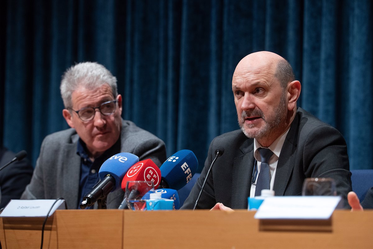 Louzán califica a Abel Caballero de "alcalde populista" por la controvertida decisión sobre la sede de Vigo.