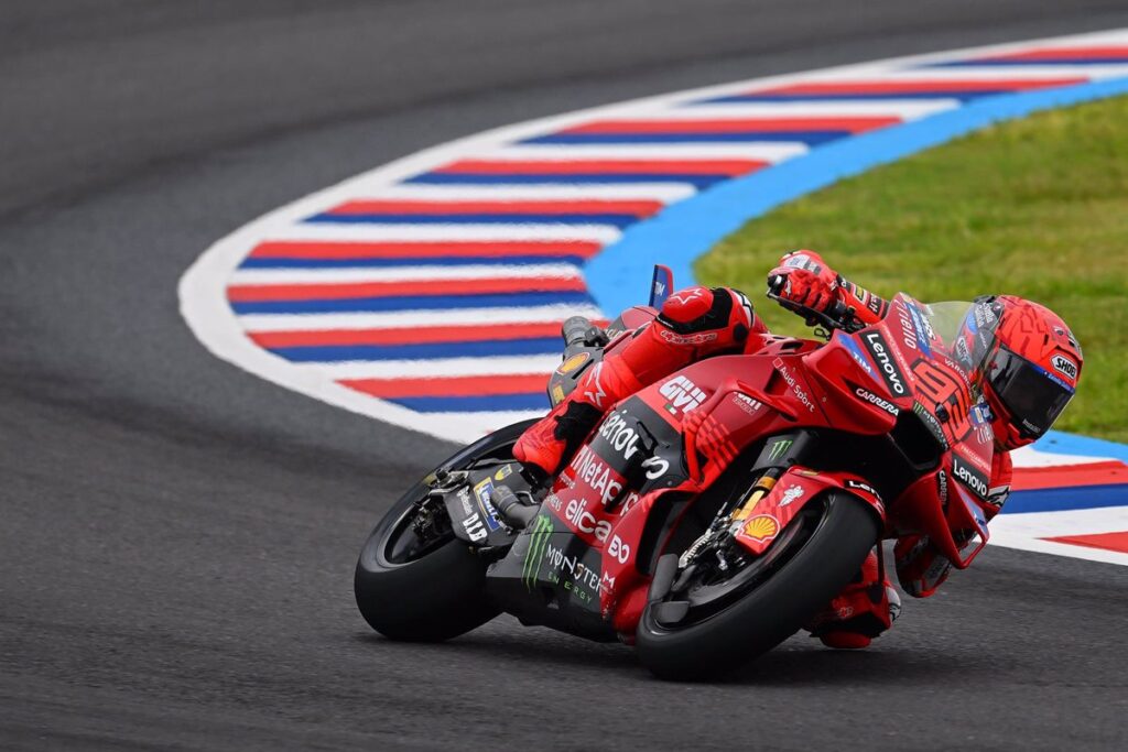 Marc Márquez mantiene su liderazgo al obtener la pole en Argentina.