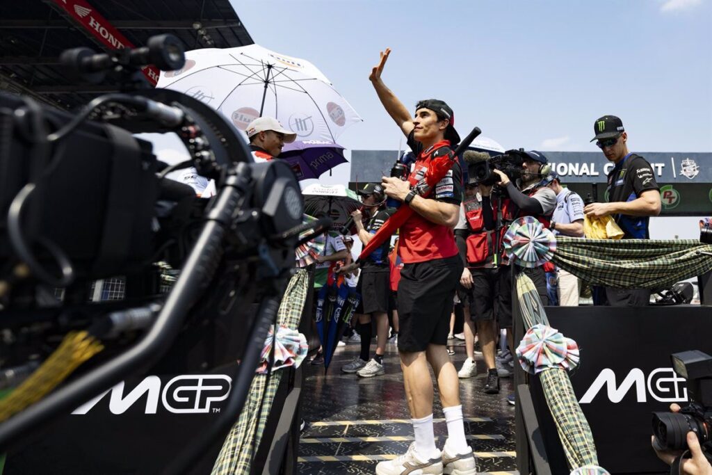 Me llena de emoción ver a Alex a mi lado en el podio de MotoGP