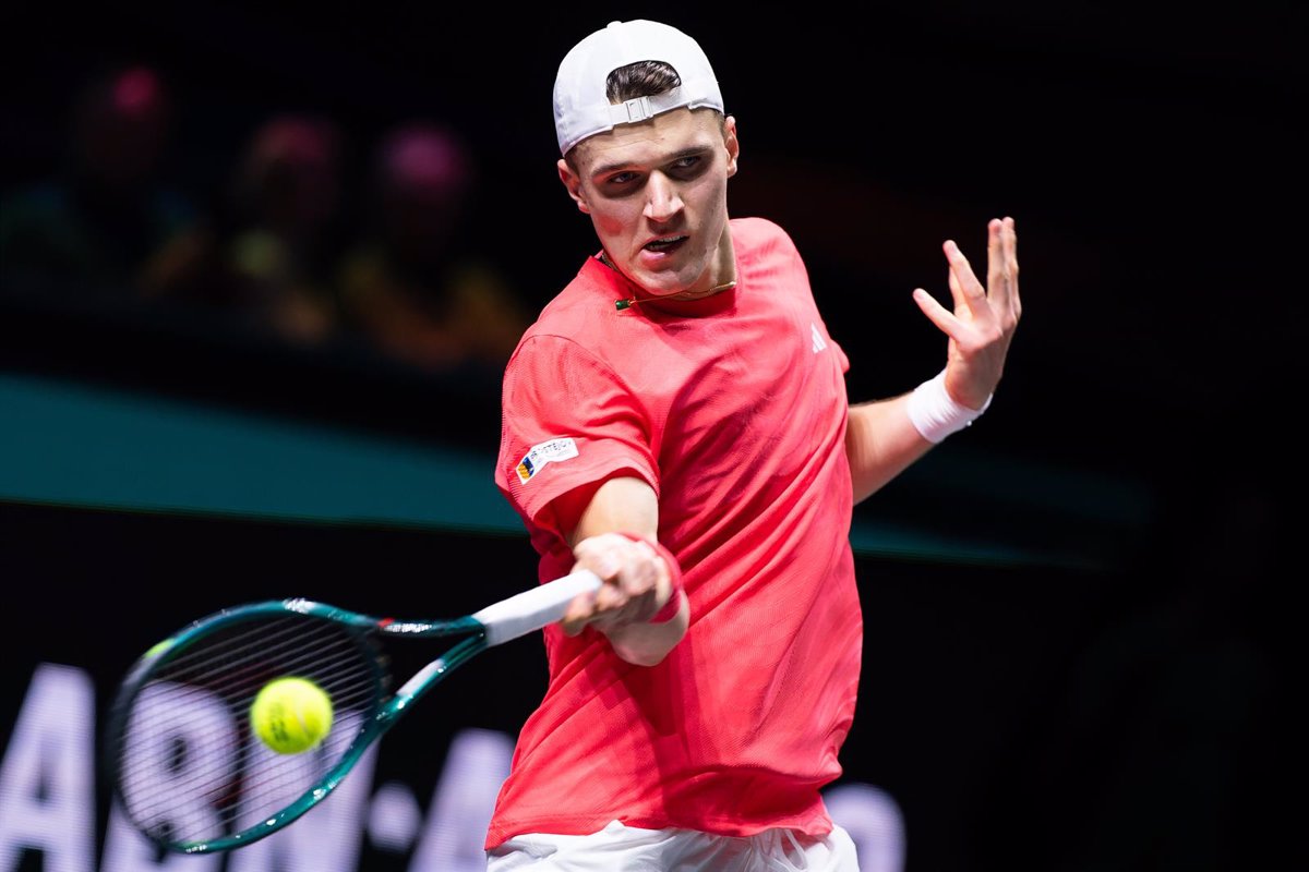 Mensik frustra a Djokovic en Miami y conquista su primer título.