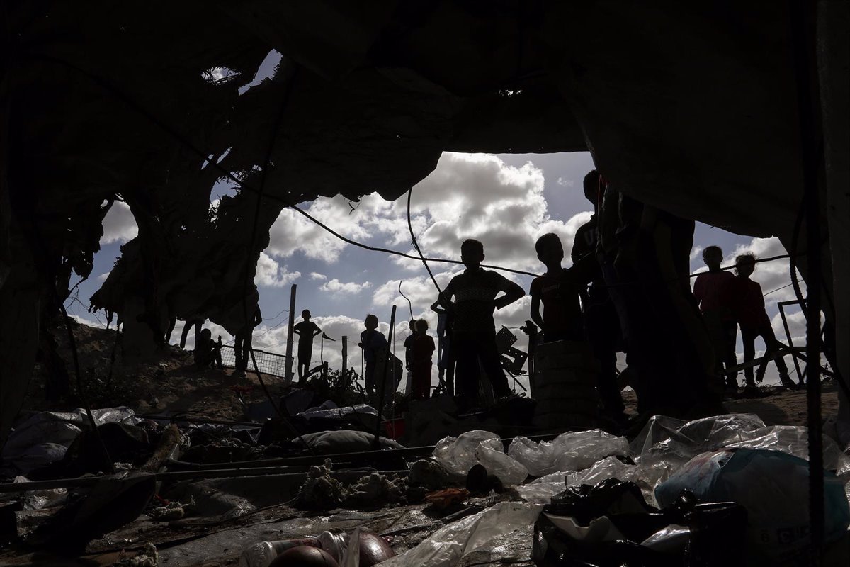 Periodista, su esposa e hijo fallecen en un bombardeo israelí en el sur de Gaza