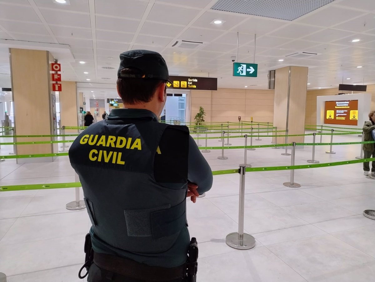 Policías y Guardias Civiles acusan a Sánchez de Tergiversar el Marco Legal al Compararles con los Mossos d'Esquadra