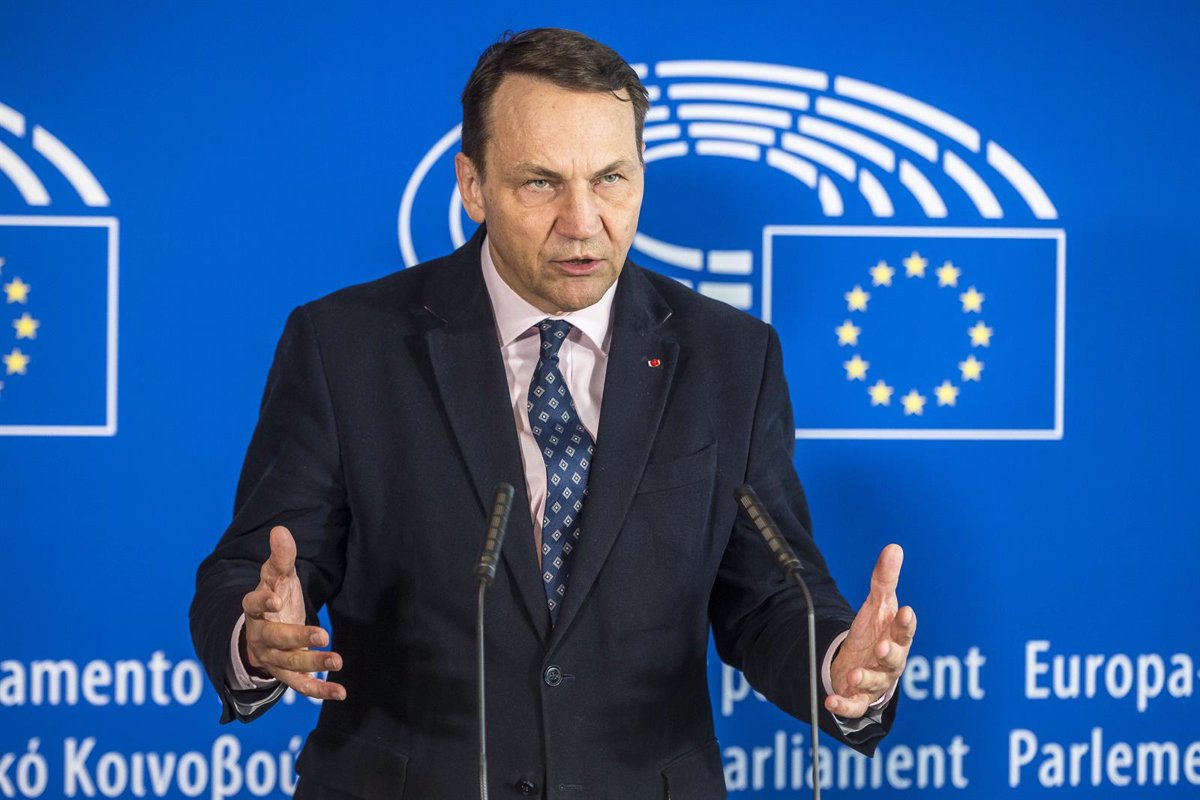 Polonia Considera Alternativas a Starlink si Musk Desconecta a Ucrania de su Red de Satellites