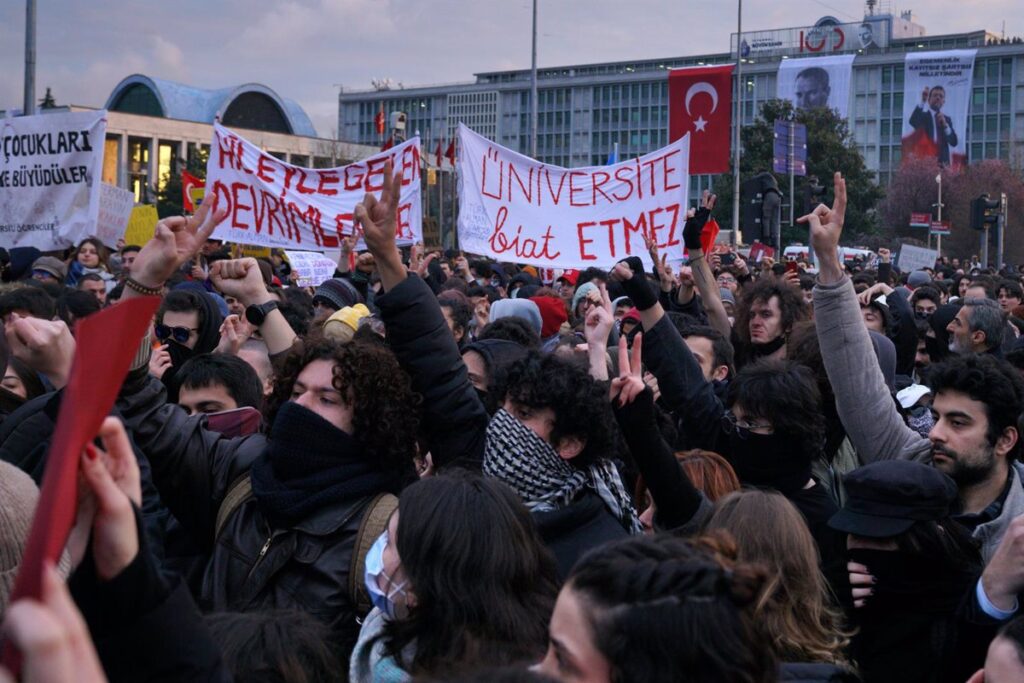 Protestas Masivas en Turquía: Miles de Personas se Manifiestan por Sexto Día Contra la Detención de Imamoglu