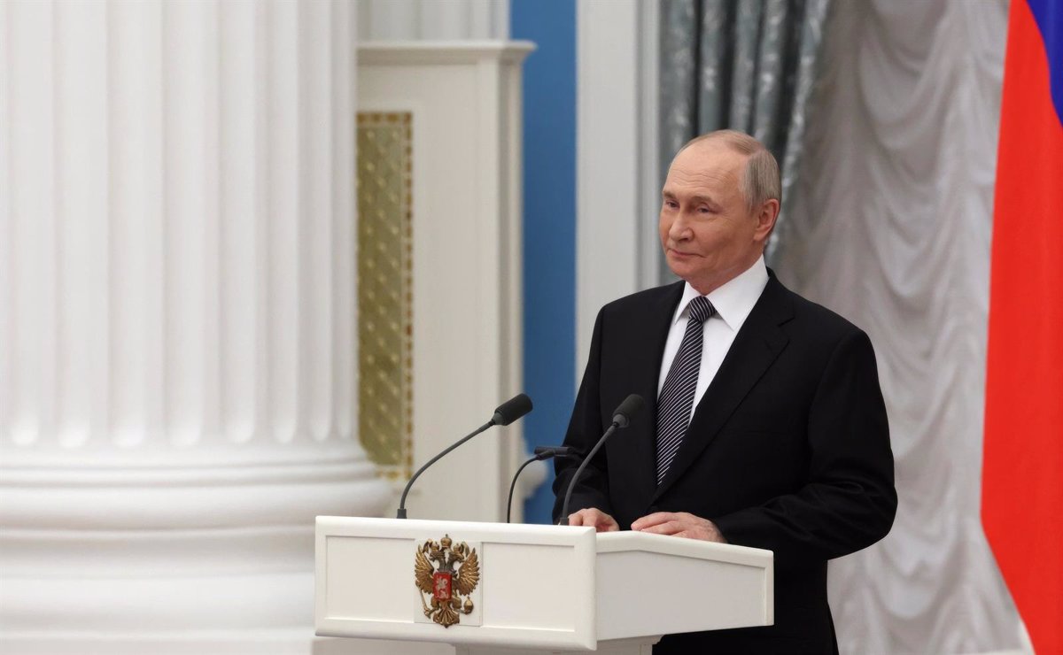 Putin sugiere establecer un gobierno temporal en Ucrania para facilitar elecciones y alcanzar la paz