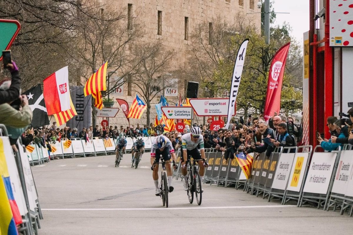 Roglic se toma la revancha contra Ayuso y le quita el liderato de la Volta en Montserrat.