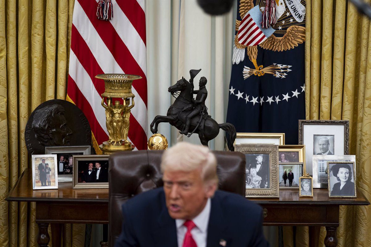 Trump Considera Sanciones 'A Gran Escala' Contra Rusia para Lograr una Paz Duradera en Ucrania