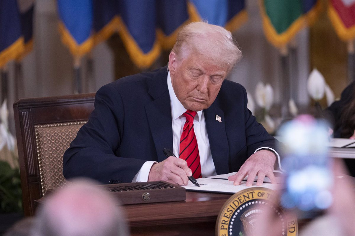 Trump Ordena la Desclasificación de Archivos sobre su Allegada Conexión con Rusia: Lo que Necesitas Saber