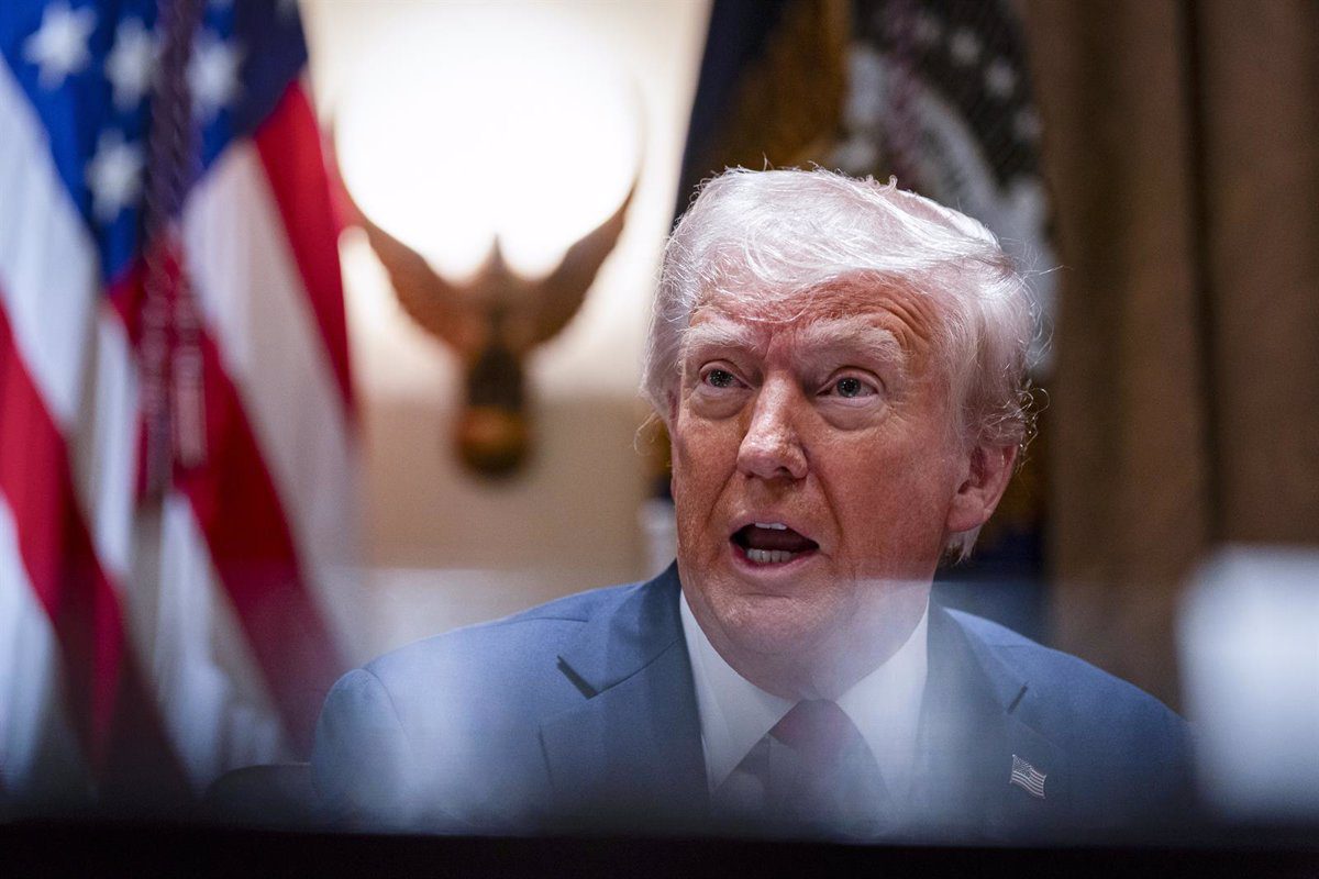 Trump Reitera Solicitud a Funcionarios Federales para Reportar Desempeño Laboral