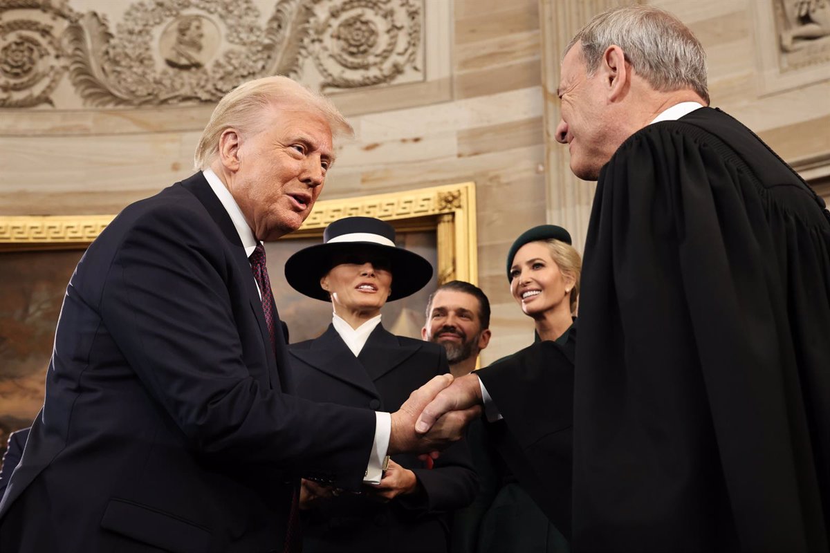 Trump Urge al Presidente de la Corte Suprema a Actuar contra Jueces que Invalidan Sus Órdenes Ejecutivas