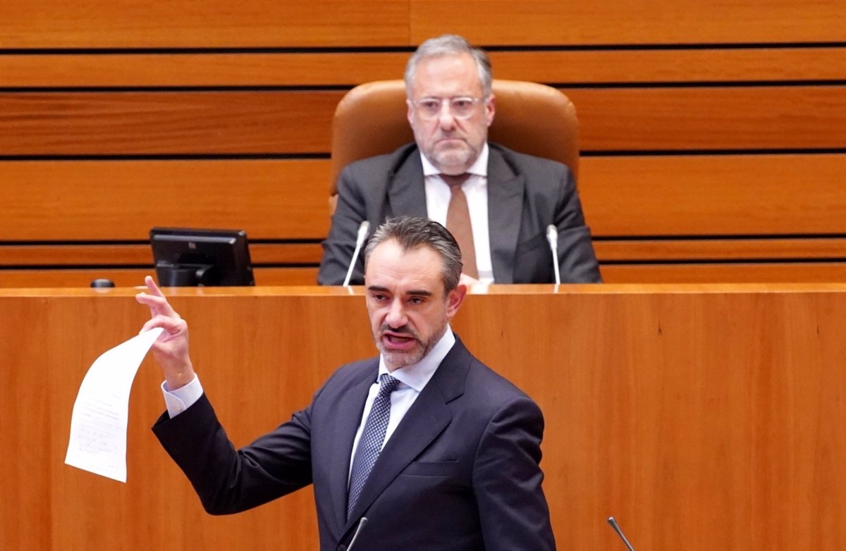 Vox desafía a Mañueco: negociará los PGC a cambio de rechazar la inmigración ilegal y limitar la acogida de menores