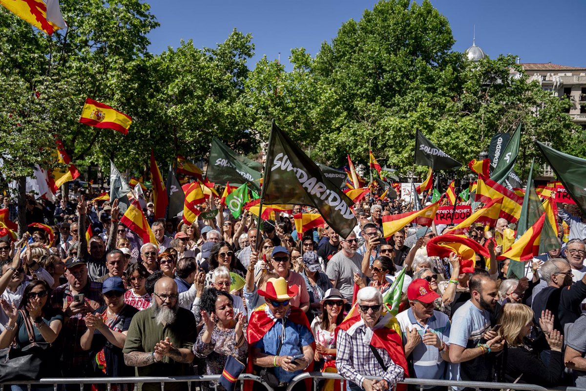 Vox ratifica a su nuevo líder, acusado de neonazismo y vinculado a Rusia, con el apoyo de Abascal este sábado