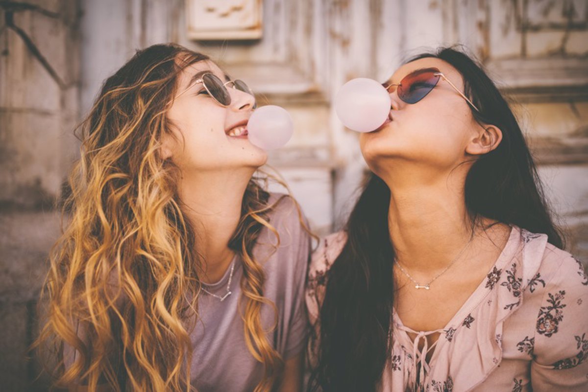 ¿Es seguro mascar chicle? Un estudio revela un riesgo olvidado que puede impactar tu salud.