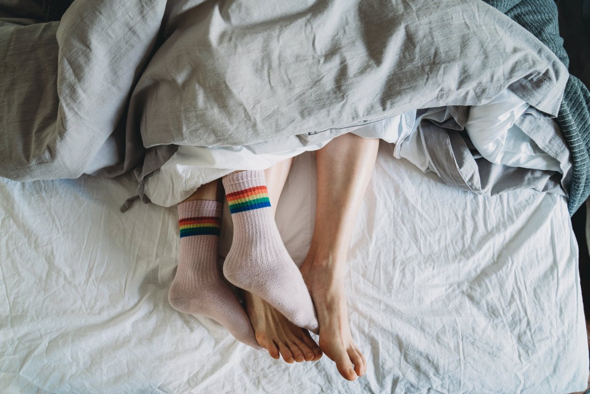 ¿Puede dormir con calcetines facilitar el sueño? ¿Es preferible usar pijama o dormir sin ropa?