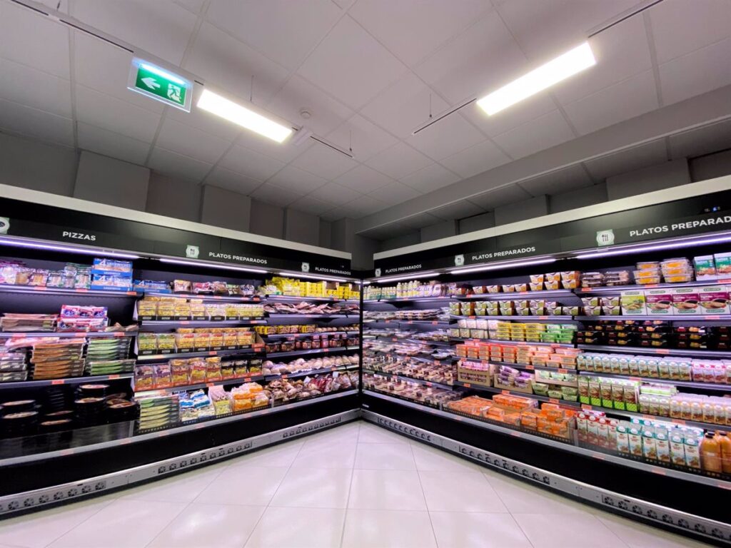 AESAN recomienda desechar alimentos perecederos como carne, pescado, huevos y leche después de un apagón de más de 4 horas.